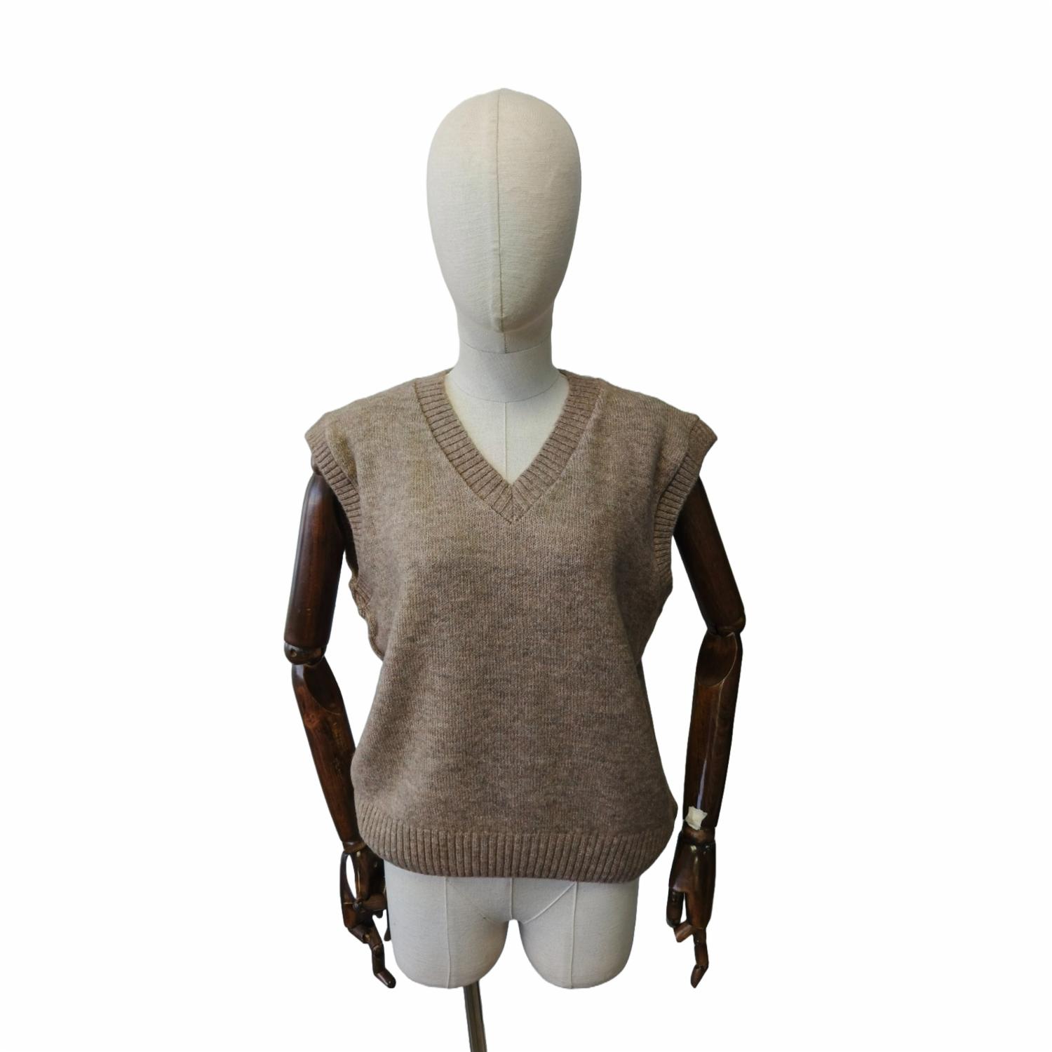 Chaleco Cuello En V Color Café MGX BASIC - Imagen 3